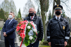 Złożenie kwiatów pod tablicą upamiętniającą robotników poległych w 1923 r.